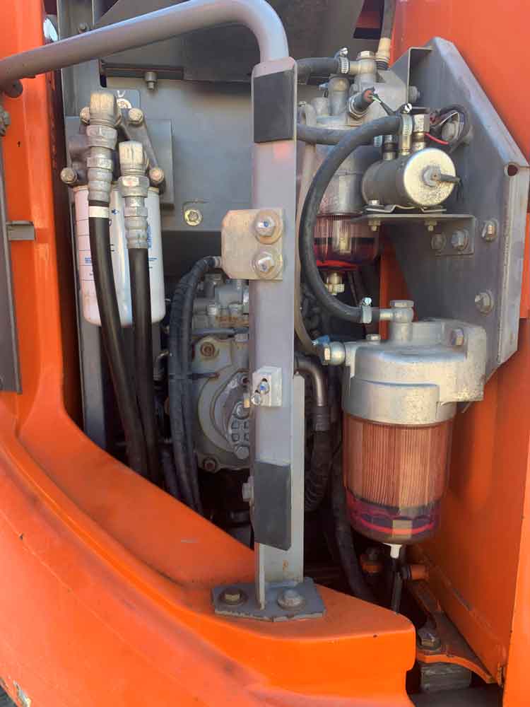 2011-Hitachi-Excavator-ZX135US-3 engine compartment